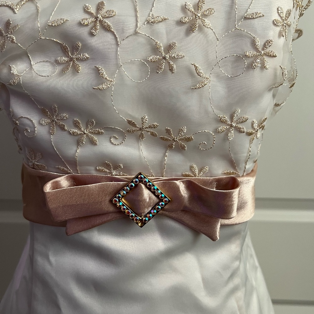 Elegant White Strapless Dress with Embroidered Bodice - Picture 3 of 6